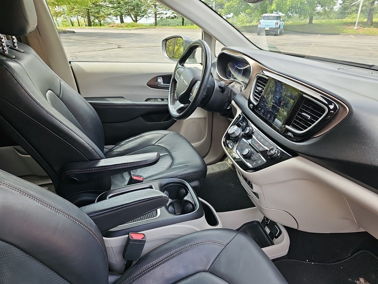Used 2019 Granite Crystal Metallic Clearcoat Chrysler Touring L Plus image 10