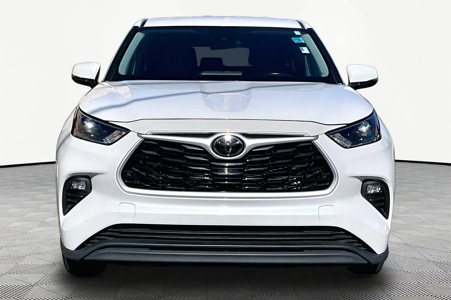 Used 2023 Wind Chill Pearl Toyota LE image 4