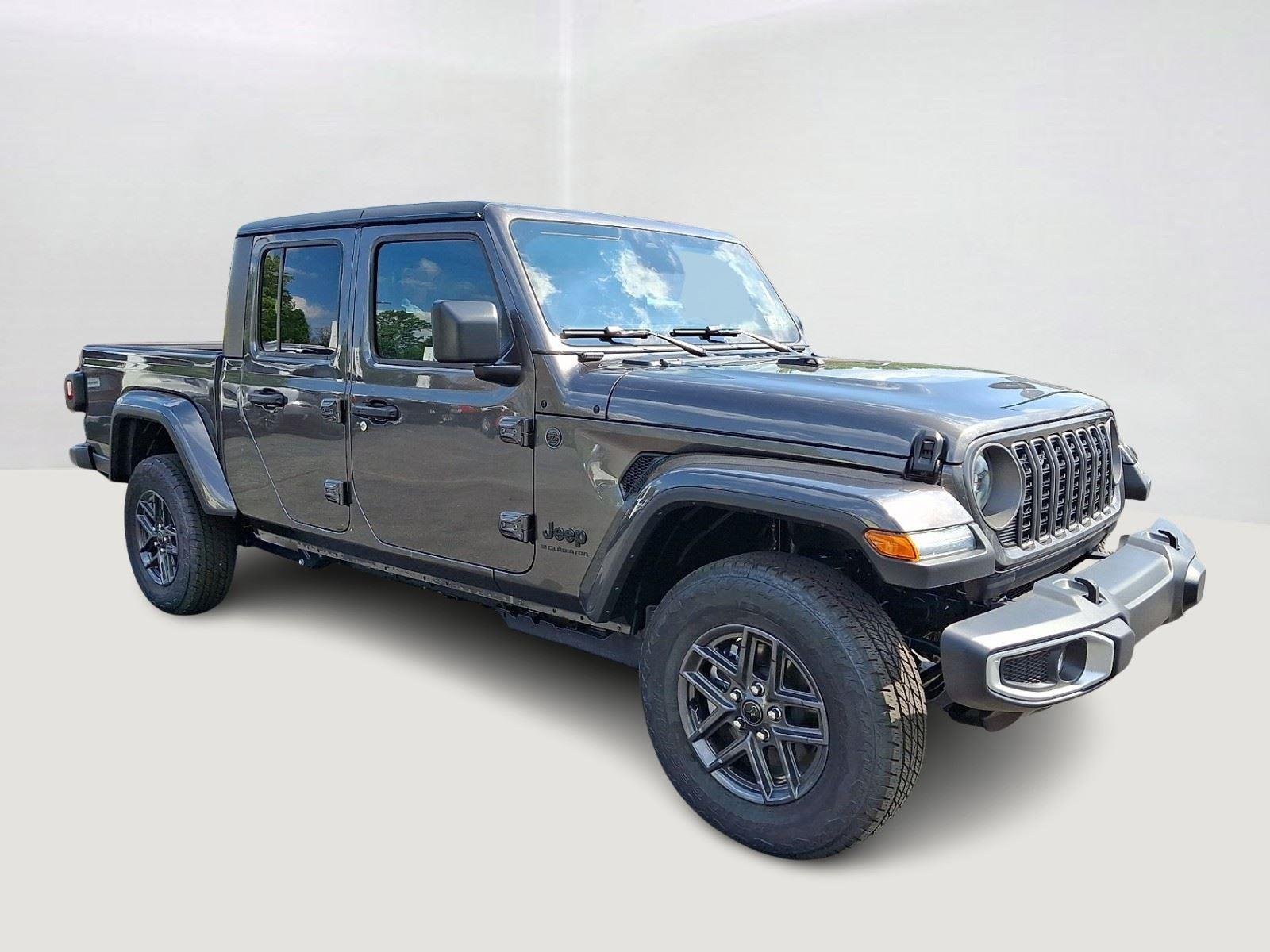 New 2026 Granite Crystal Metallic Clearcoat Jeep Sport S image 2
