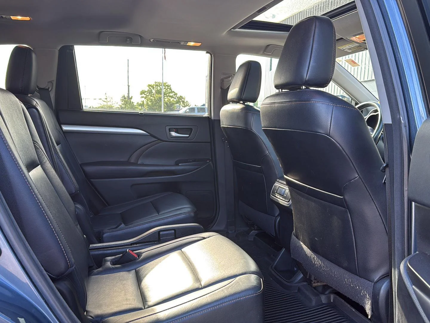 Used 2017 Shoreline Blue Pearl Toyota XLE image 12