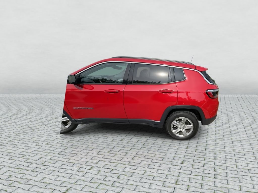 Used 2024  Jeep Latitude image 5