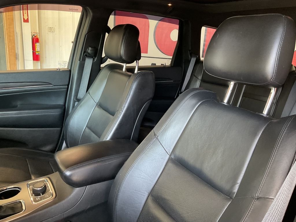 Used 2019 Gray Jeep Limited image 17