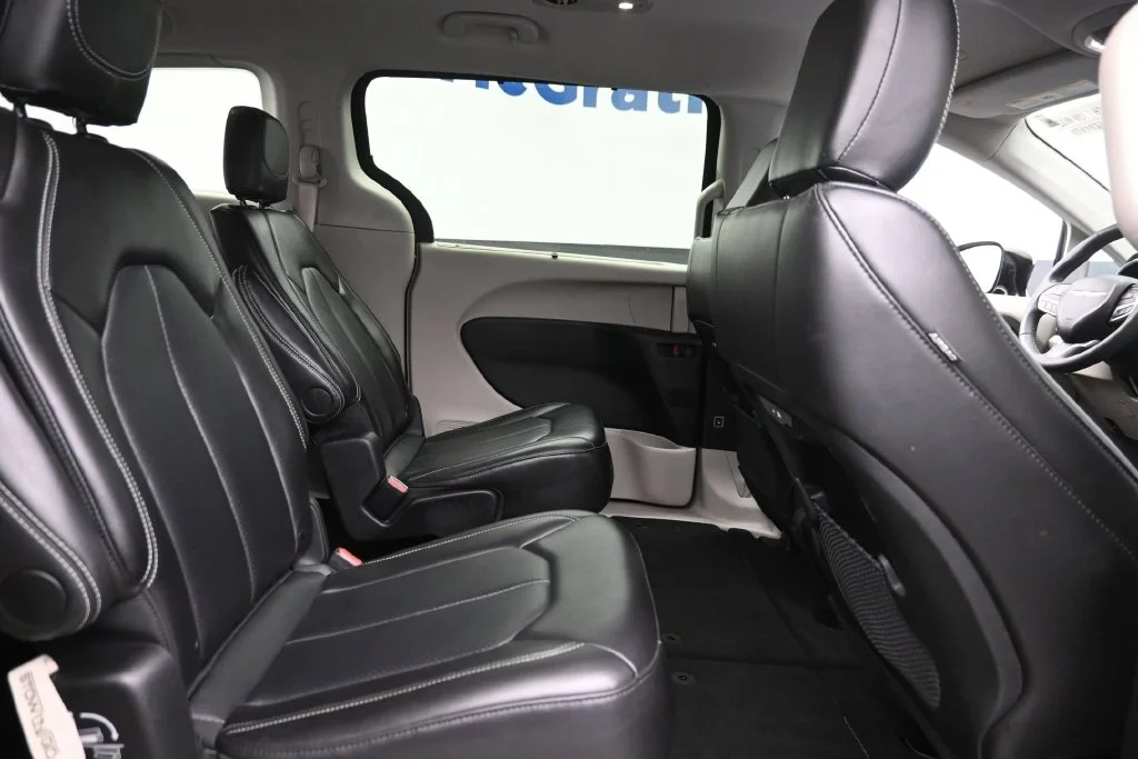 Used 2024 Black Chrysler Touring L image 10