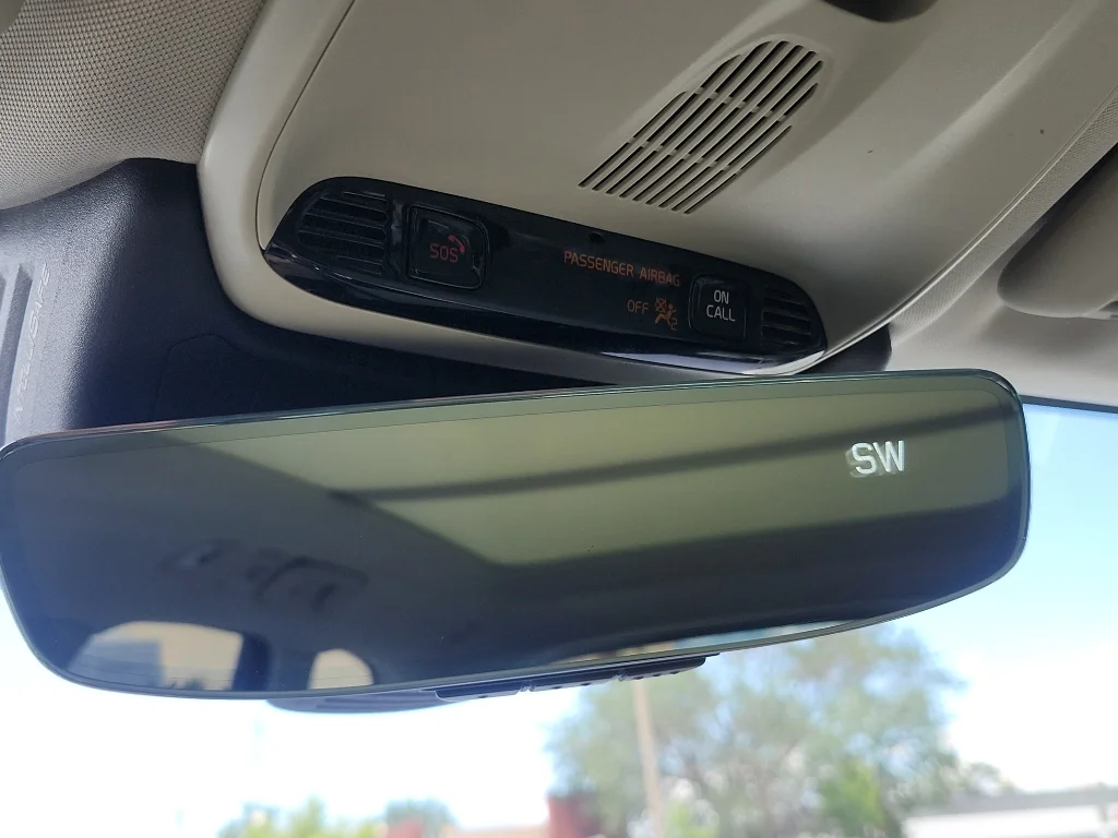 Used 2018 Electric Silver Metallic Volvo Momentum image 29