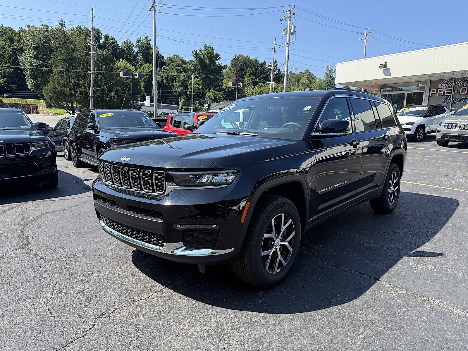 Used 2025 Diamond Black Crystal Pearlcoat Jeep Limited image 2
