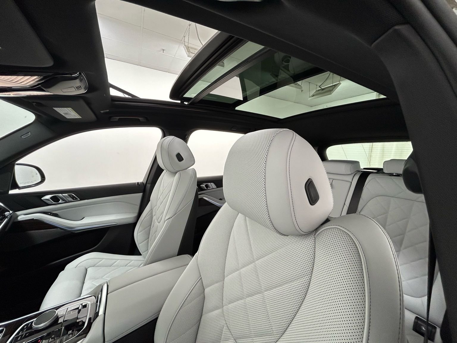 New 2026 Manhattan Green Metallic BMW xDrive50e image 50