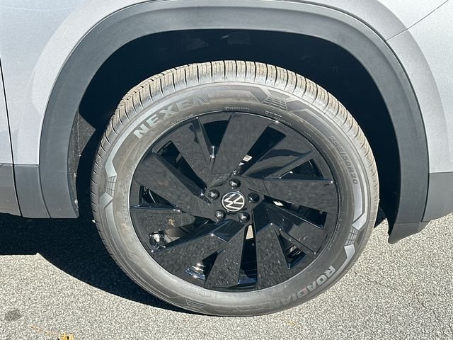 New 2026 Silver Volkswagen 2.0T SE w/Technology image 12