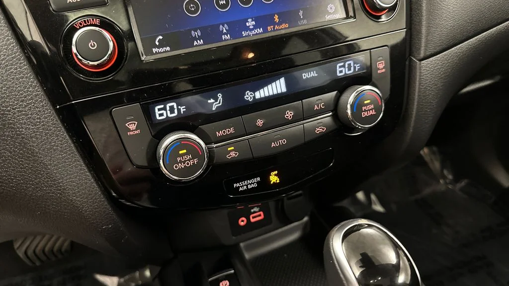 Used 2020 White Nissan SV image 31