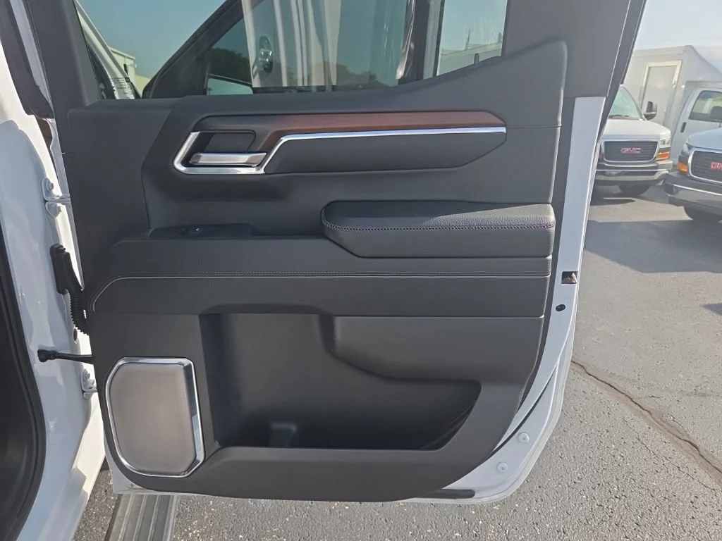 Used 2024 White Frost Tricoat GMC Denali image 8