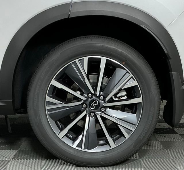Certified Used 2027 White INFINITI LUXE image 9