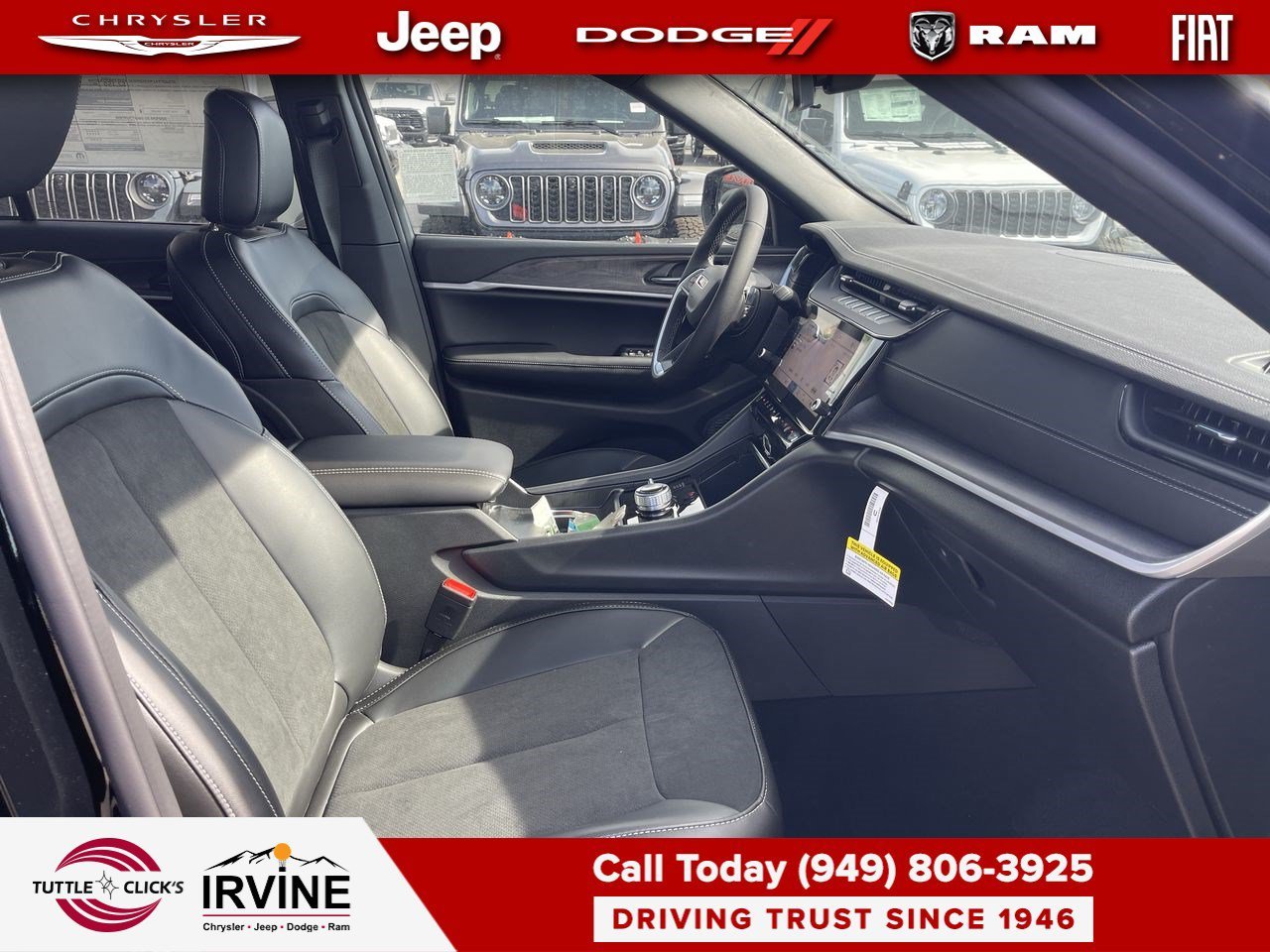 New 2026 Diamond Black Crystal Pearl-Coat Exterior Paint Jeep Laredo Altitude image 16
