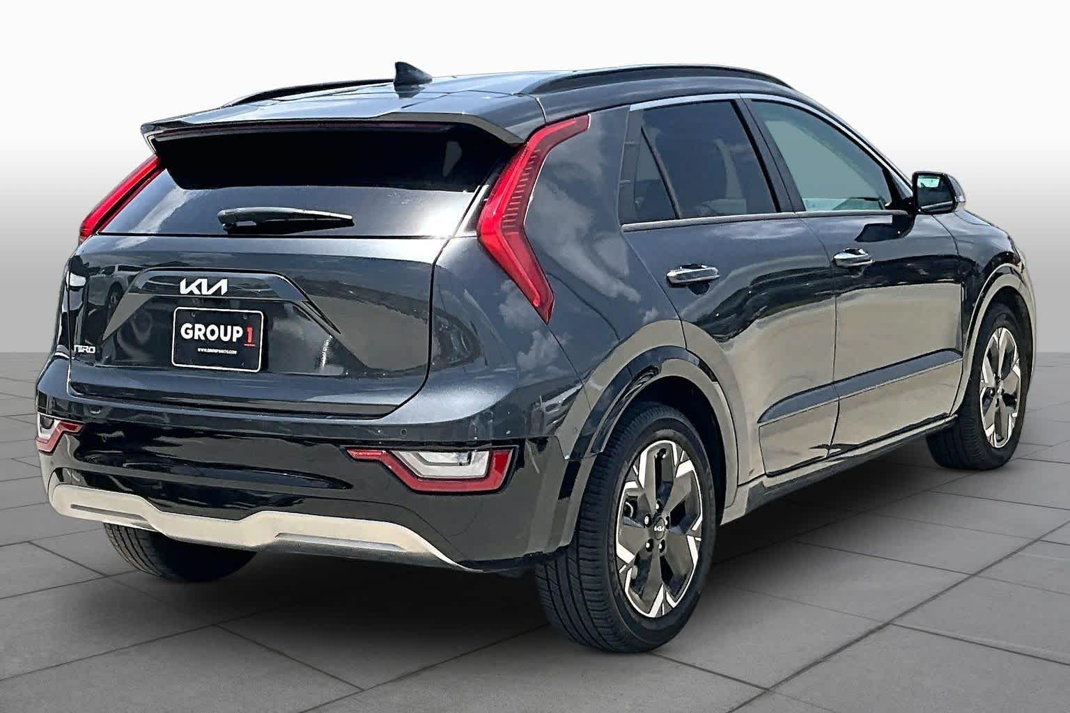 Certified Used 2023 Graphite Gray Kia Wave image 11