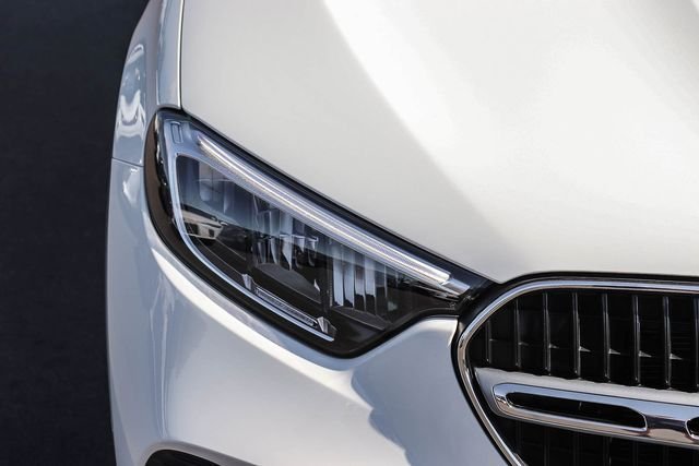 Used 2025  Mercedes-Benz GLC 300 image 11