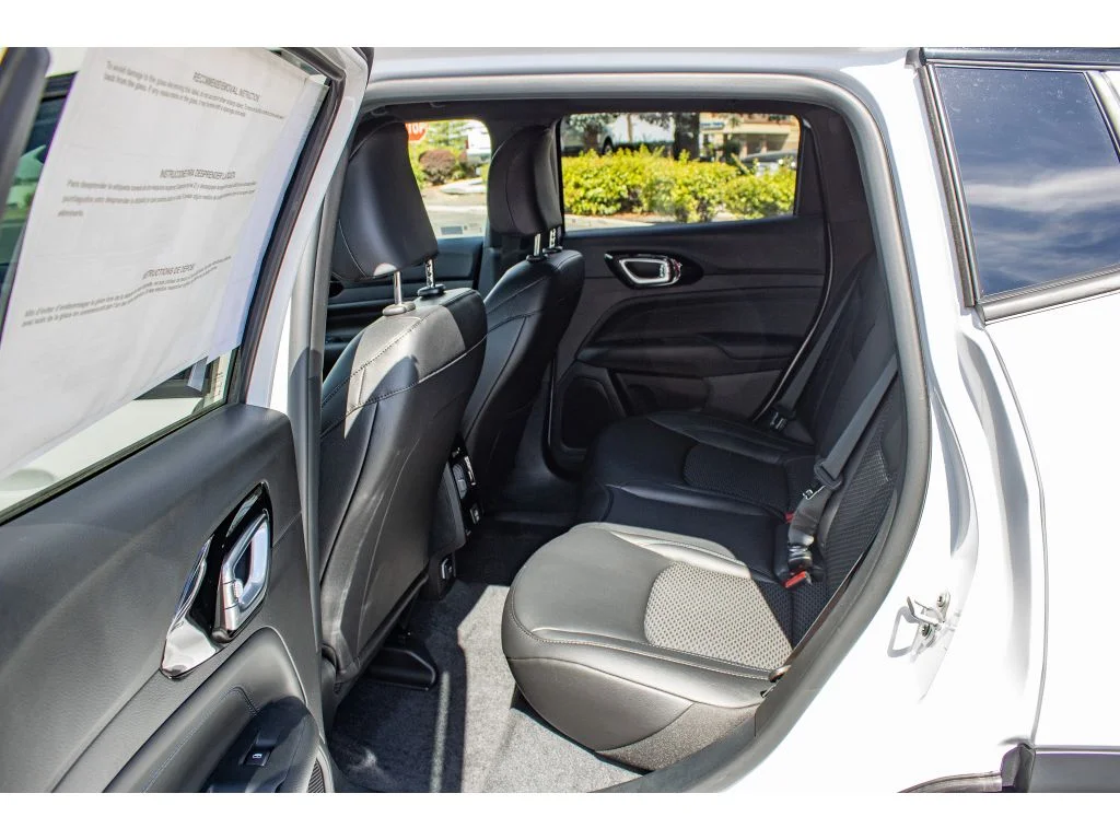 New 2026 Bright White Clearcoat Jeep Latitude image 16