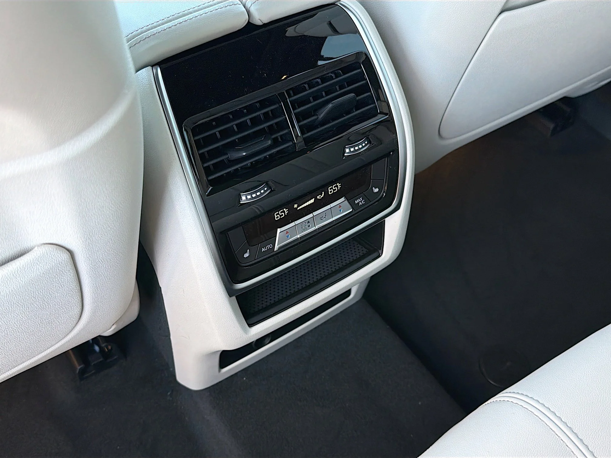 New 2026 Carbon Black Metallic BMW xDrive50e image 20