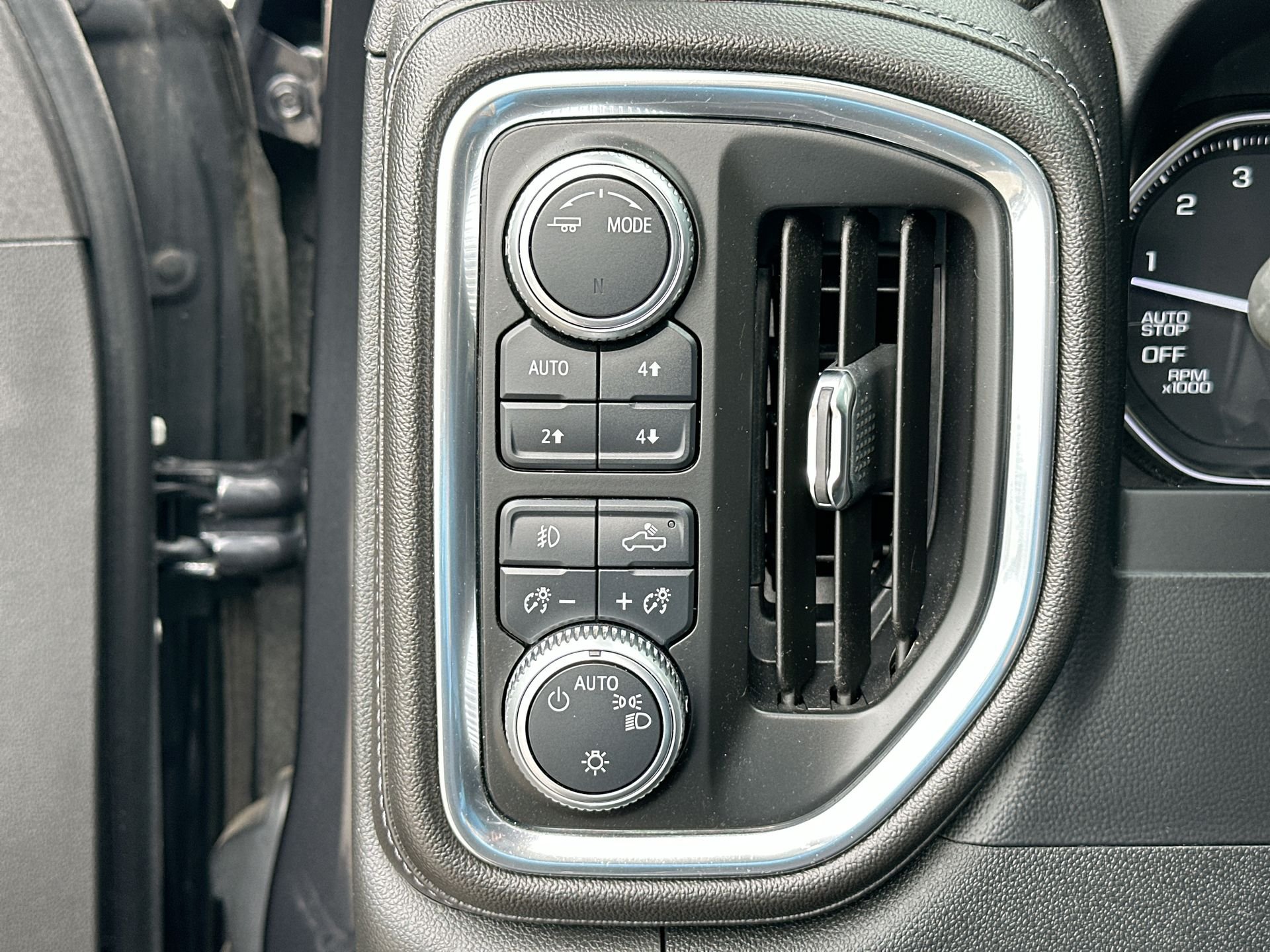 Certified Used 2020 CARBON BLACK METALLIC GMC Elevation image 18