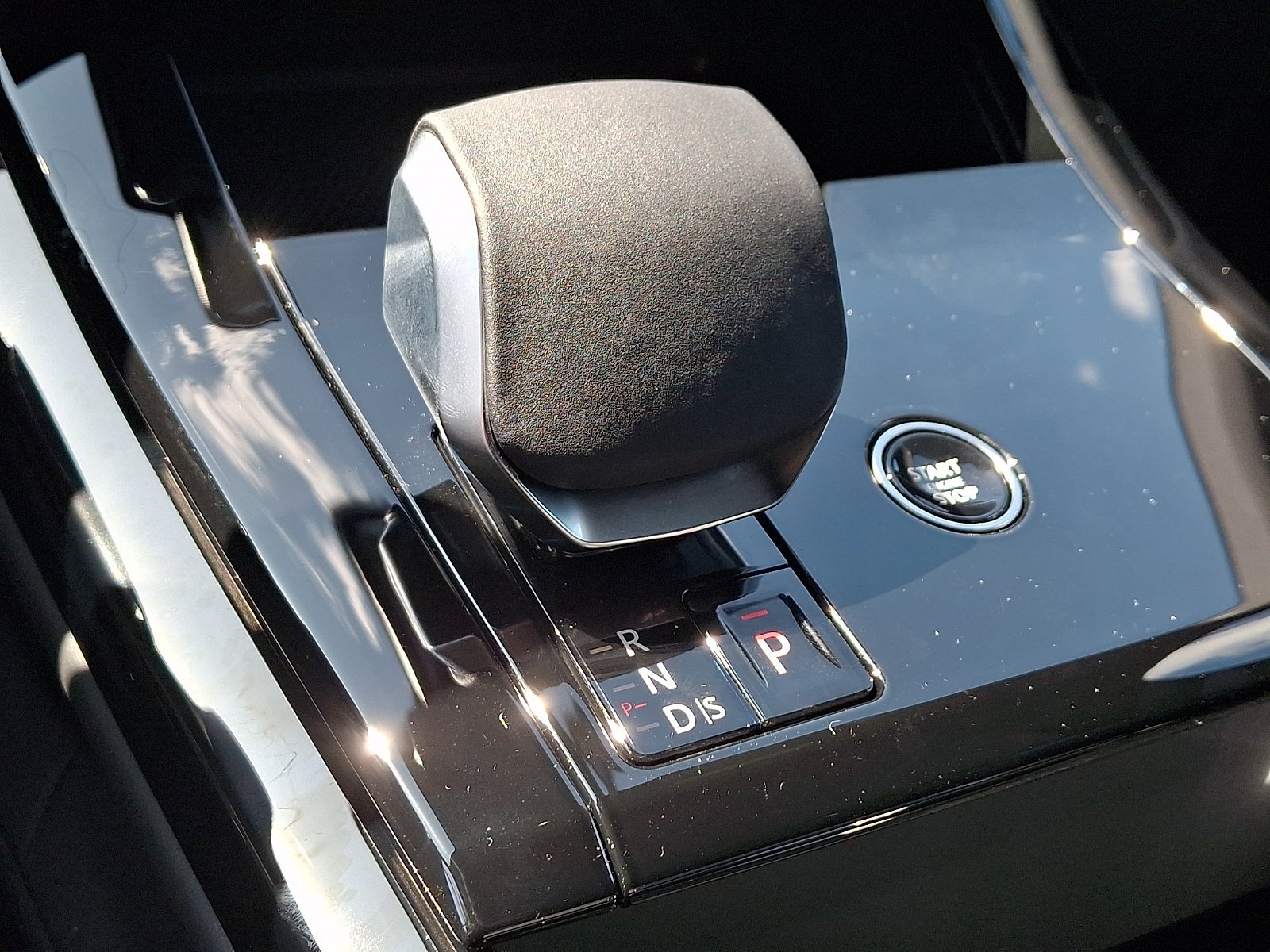 New 2027 Santorini Black Land Rover SE image 9