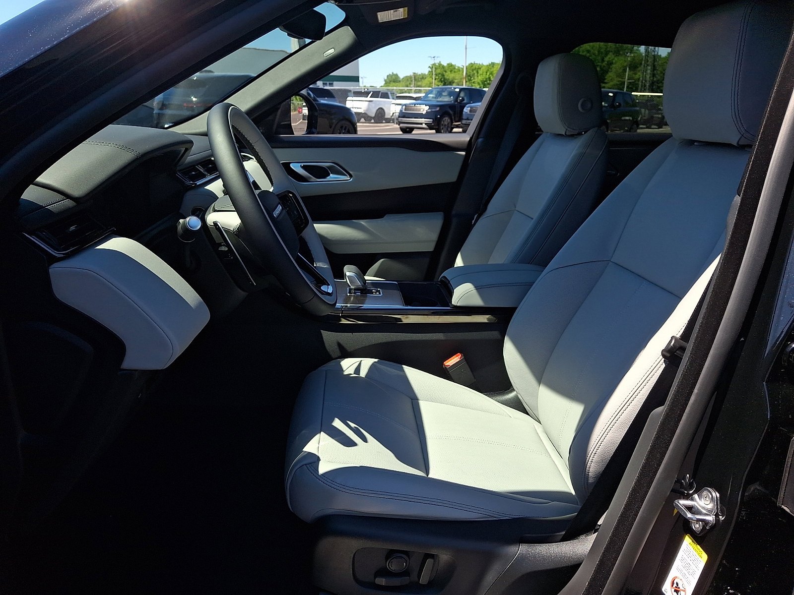 New 2026 Santorini Black Land Rover Belgravia Edition image 9