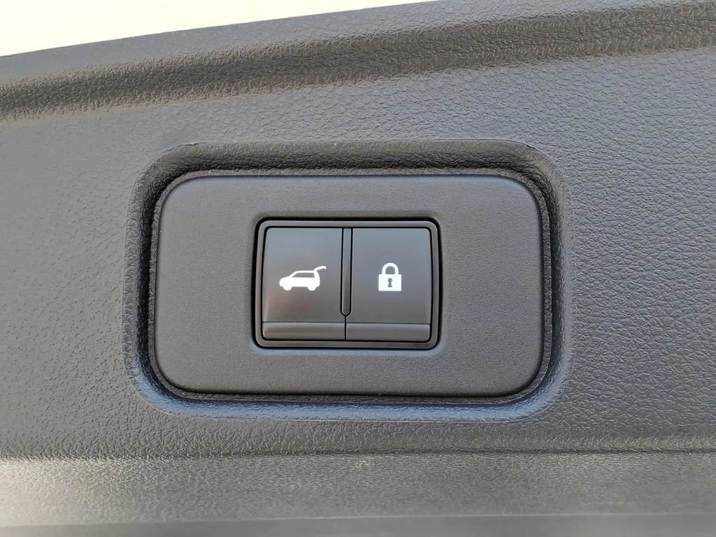 Used 2023 White Nissan Platinum 4WD image 31