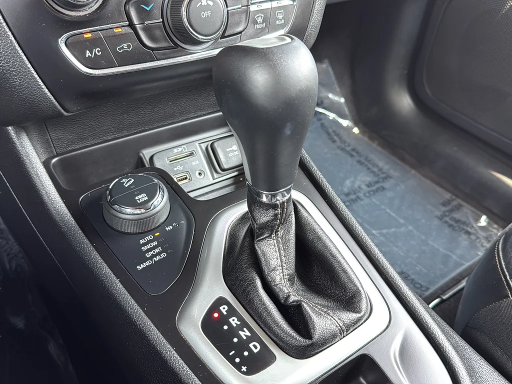 Used 2018 Gray Jeep Latitude Plus image 30
