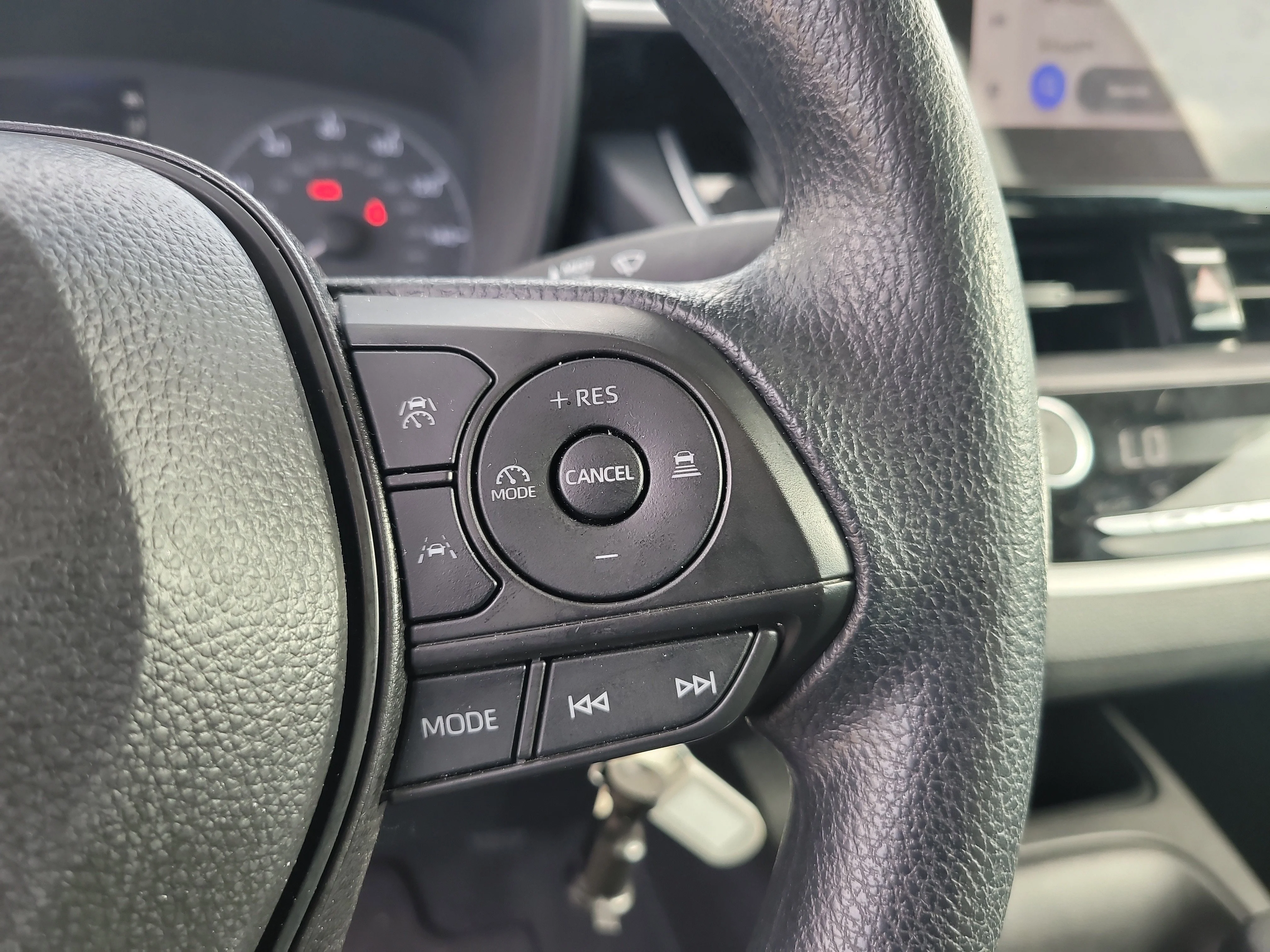 Used 2025 Ice Toyota LE image 27