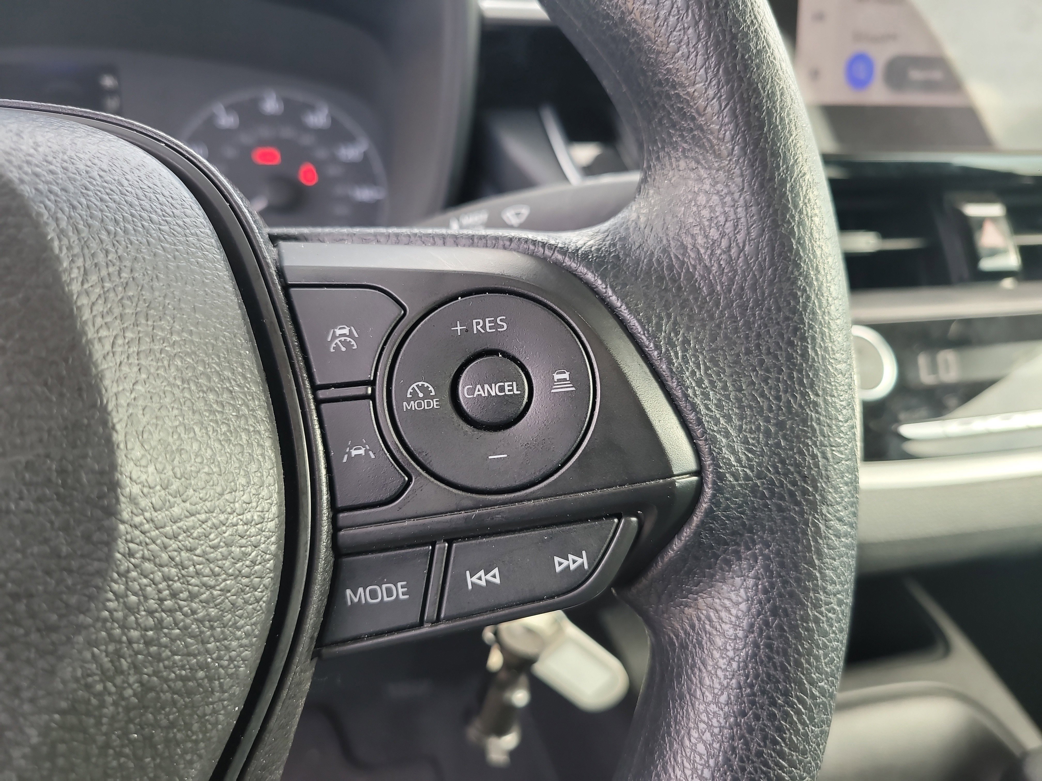 Used 2025 Ice Toyota LE image 27