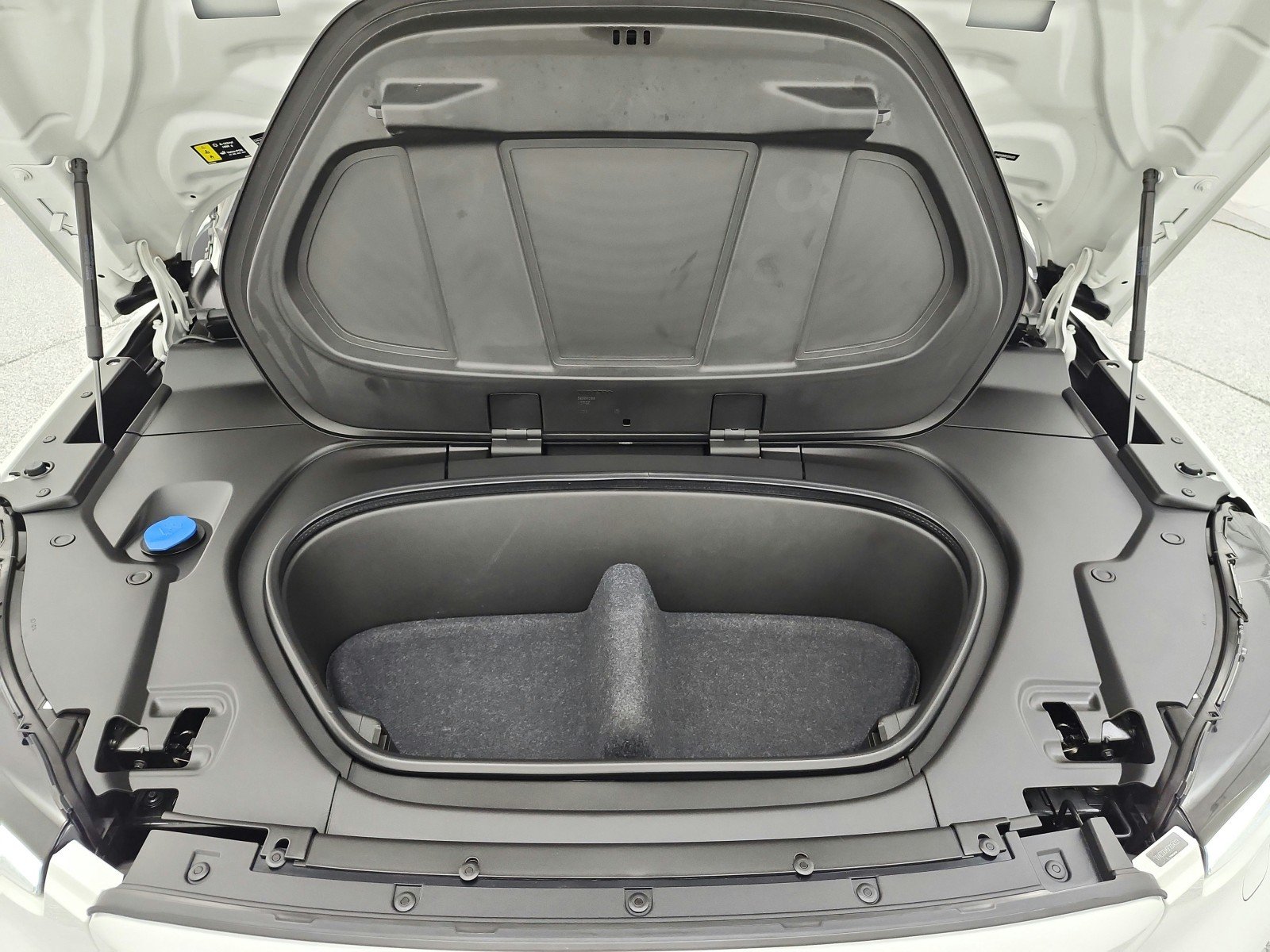 Used 2023 Crystal White Metallic Volvo Ultimate image 17