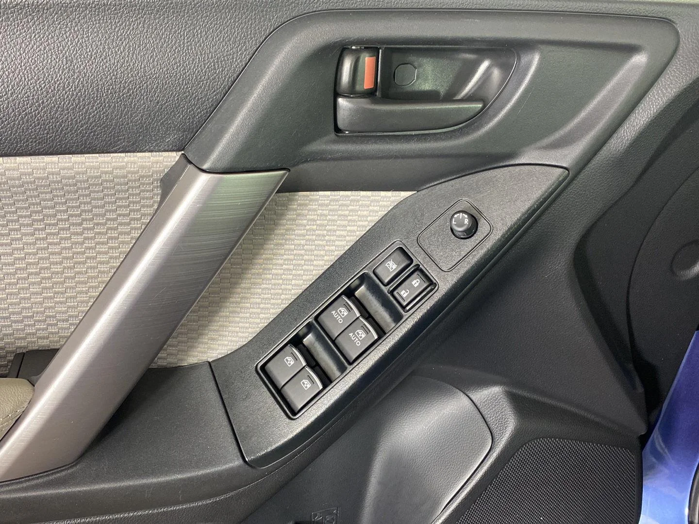 Used 2018 Quartz Blue Pearl Subaru Premium image 16