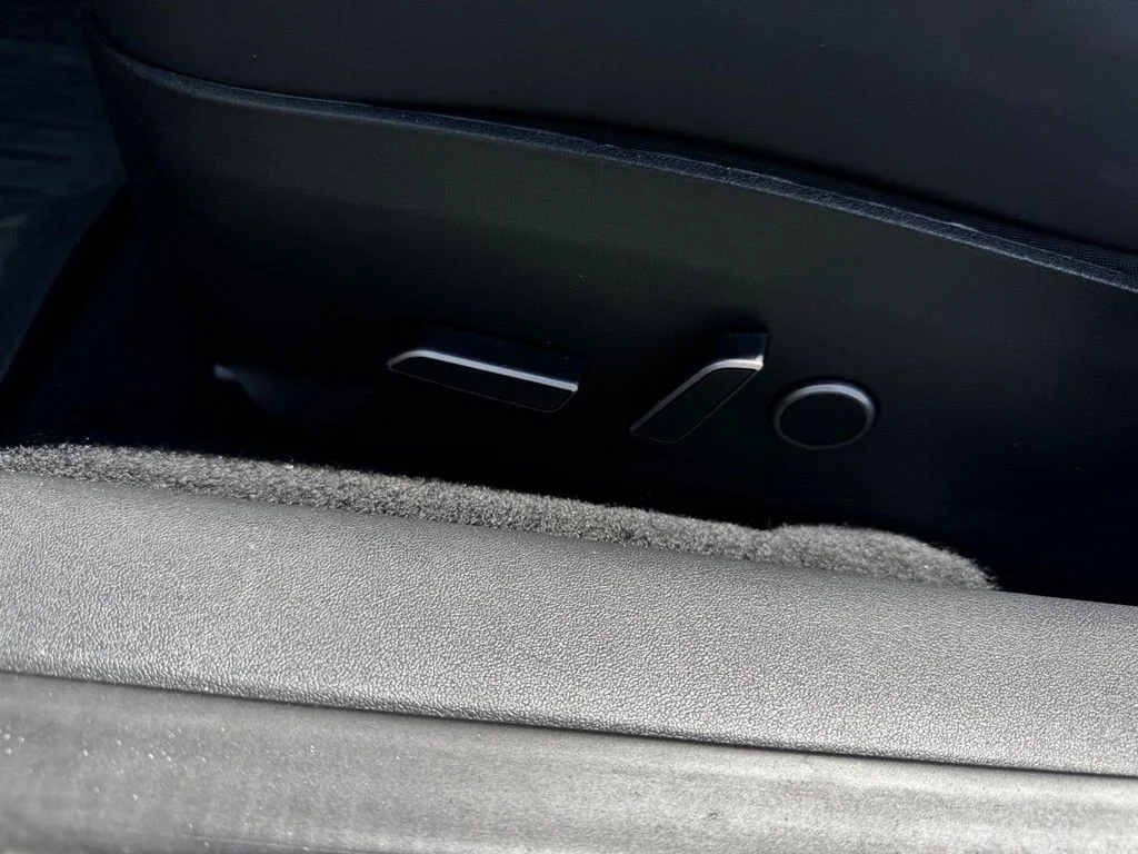 Used 2023  Tesla Base image 31