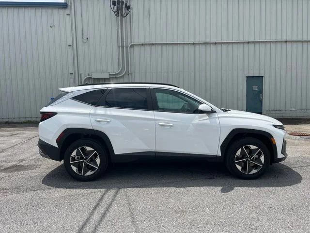 Used 2025 White Hyundai SEL image 4