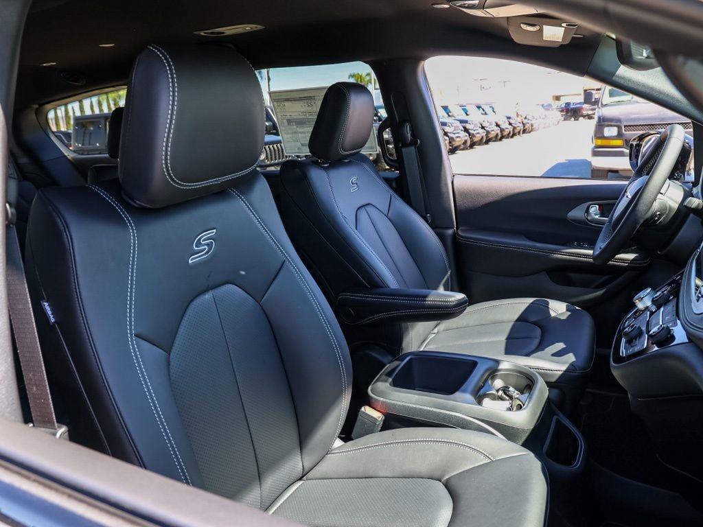 New 2026 Bright White Clear-Coat Exterior Paint Chrysler Select image 19