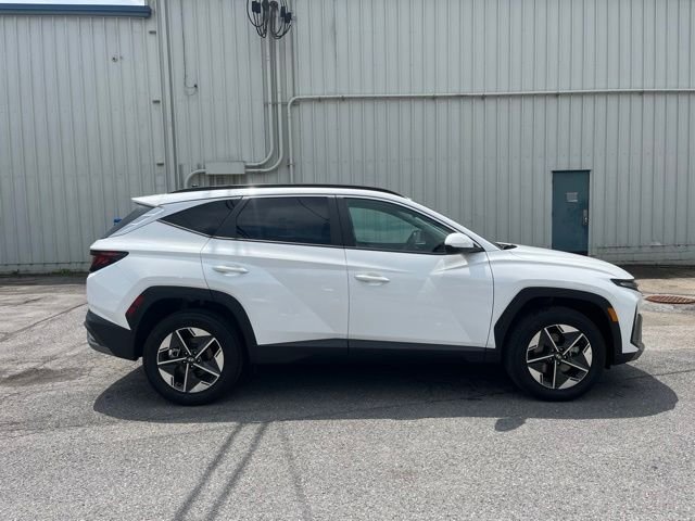 Used 2025 White Hyundai SEL image 4