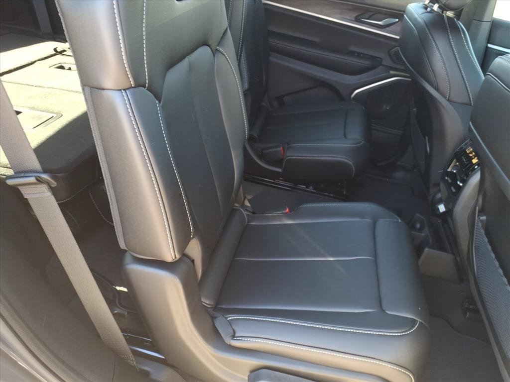 New 2025 Baltic Gray Metallic Clear-Coat Exterior Paint Jeep Limited image 9