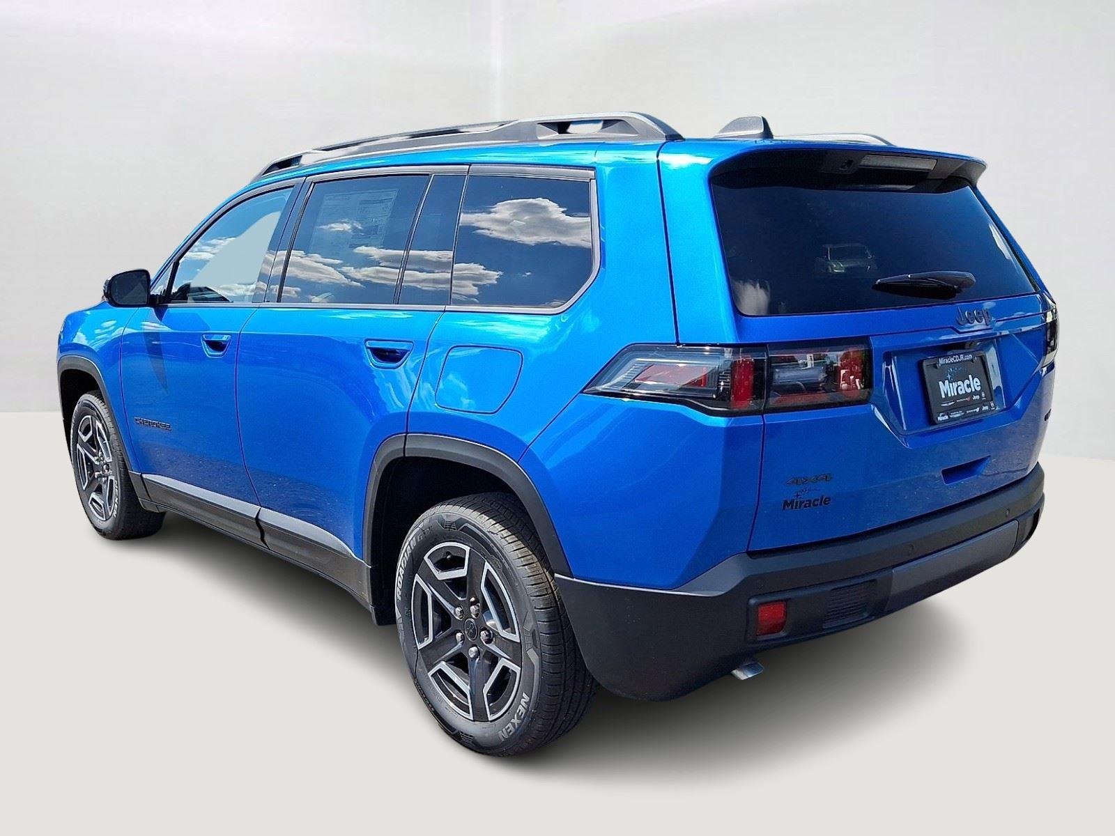 New 2026 Hydro Blue Pearl-Coat Exterior Paint Jeep Limited image 5