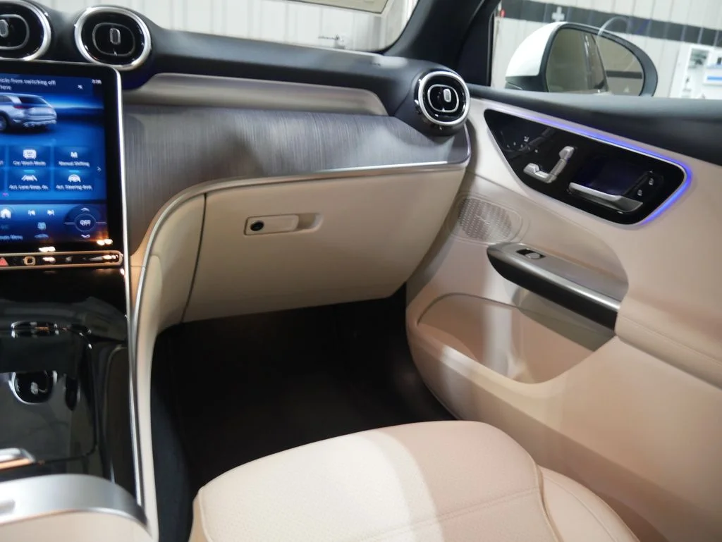 New 2026 Polar White Mercedes-Benz GLC 300 image 34