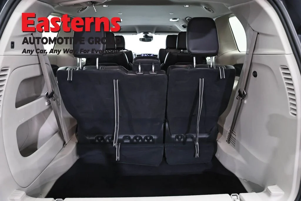Used 2023 Black Chrysler Touring L image 9