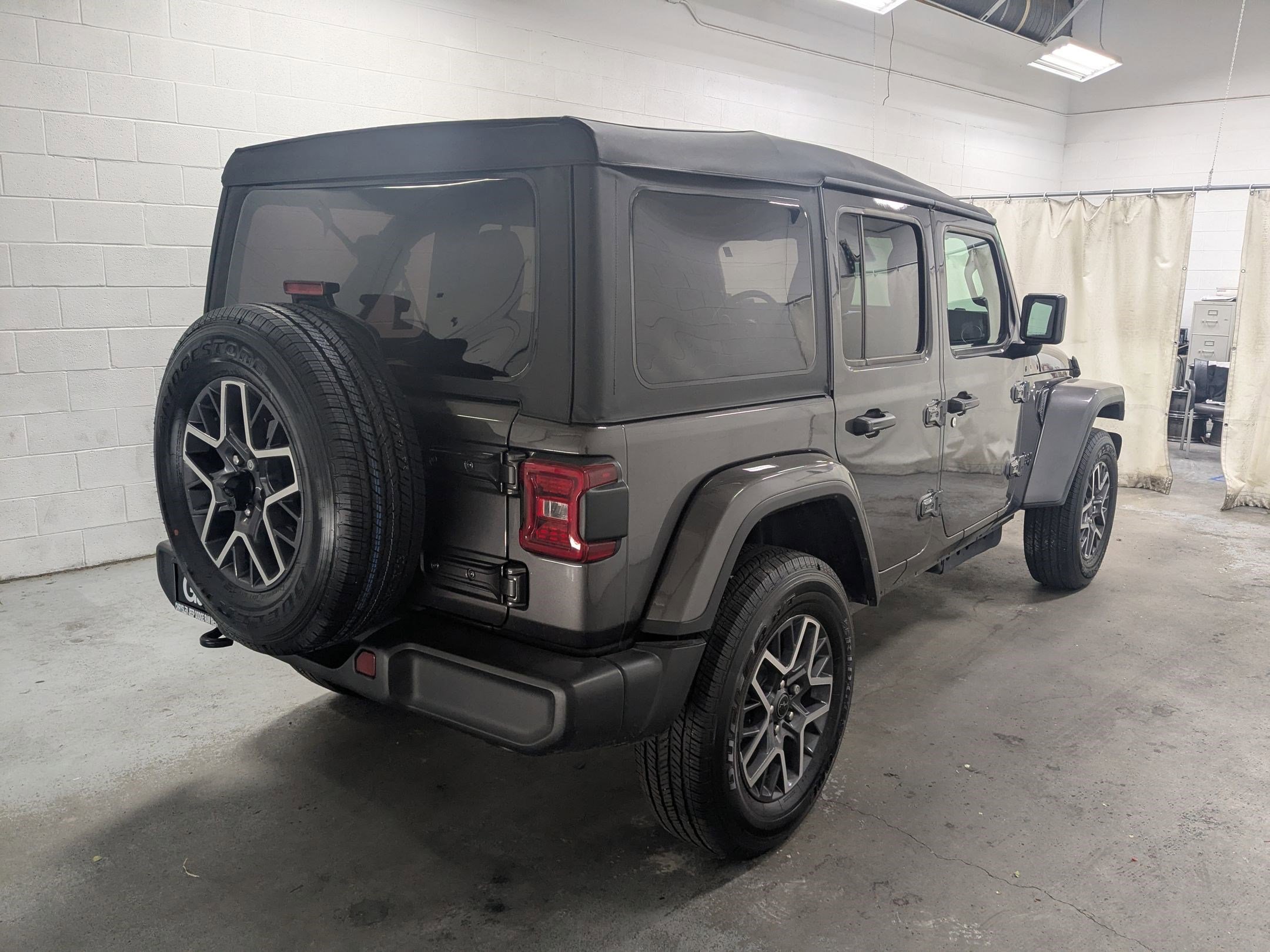 New 2026 Granite Crystal Metallic Clear-Coat Exterior Paint Jeep Sahara image 4