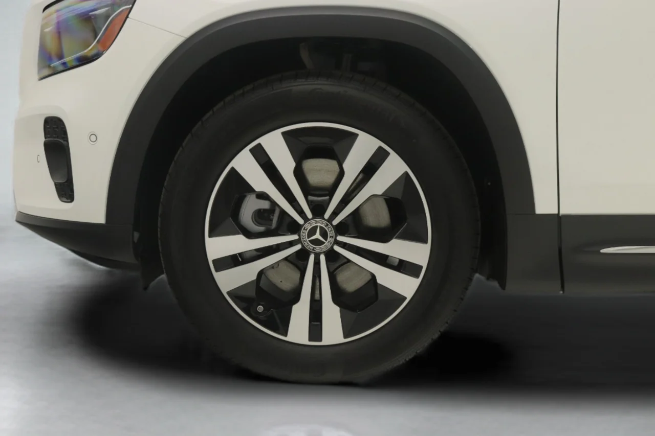 New 2026 Polar White Mercedes-Benz GLB 250 image 11