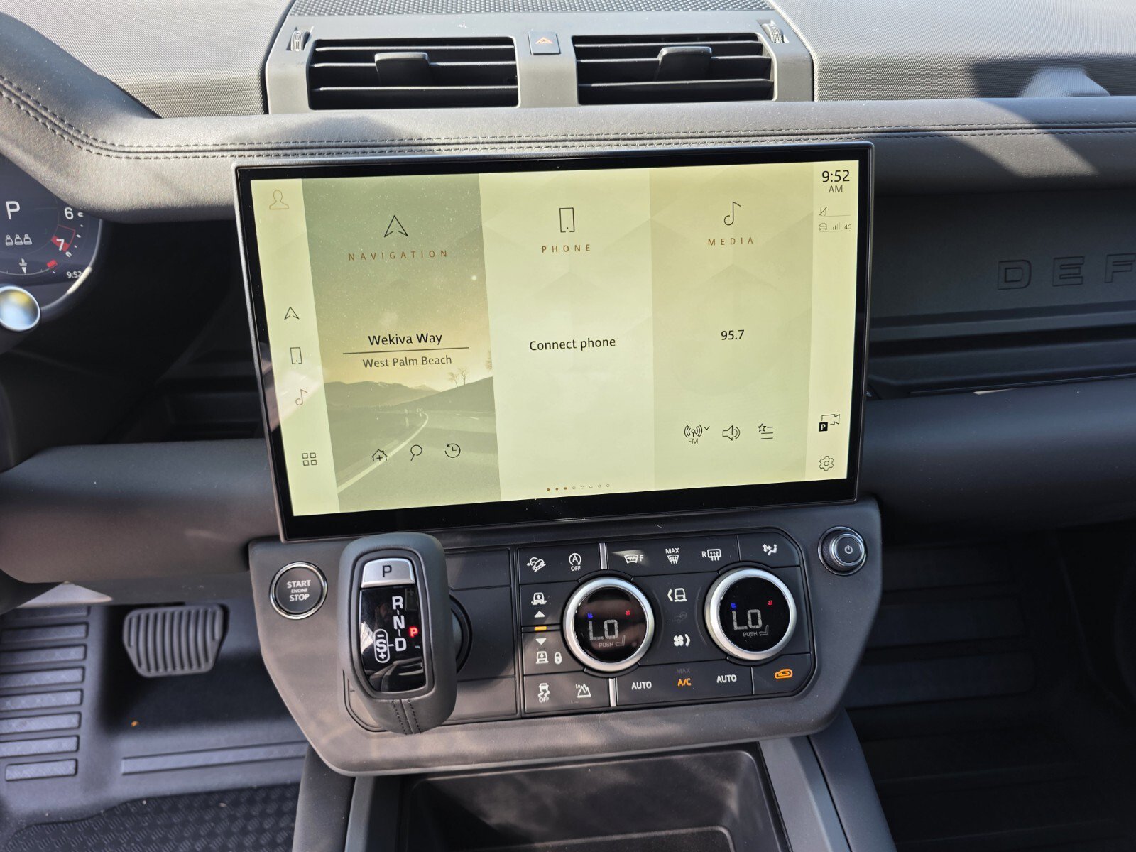 New 2026 Santorini Black Land Rover P400 X-Dynamic SE image 16