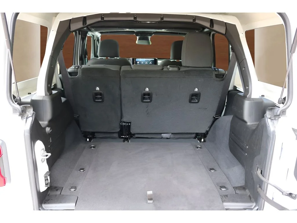 Used 2025 White Jeep Sahara image 16
