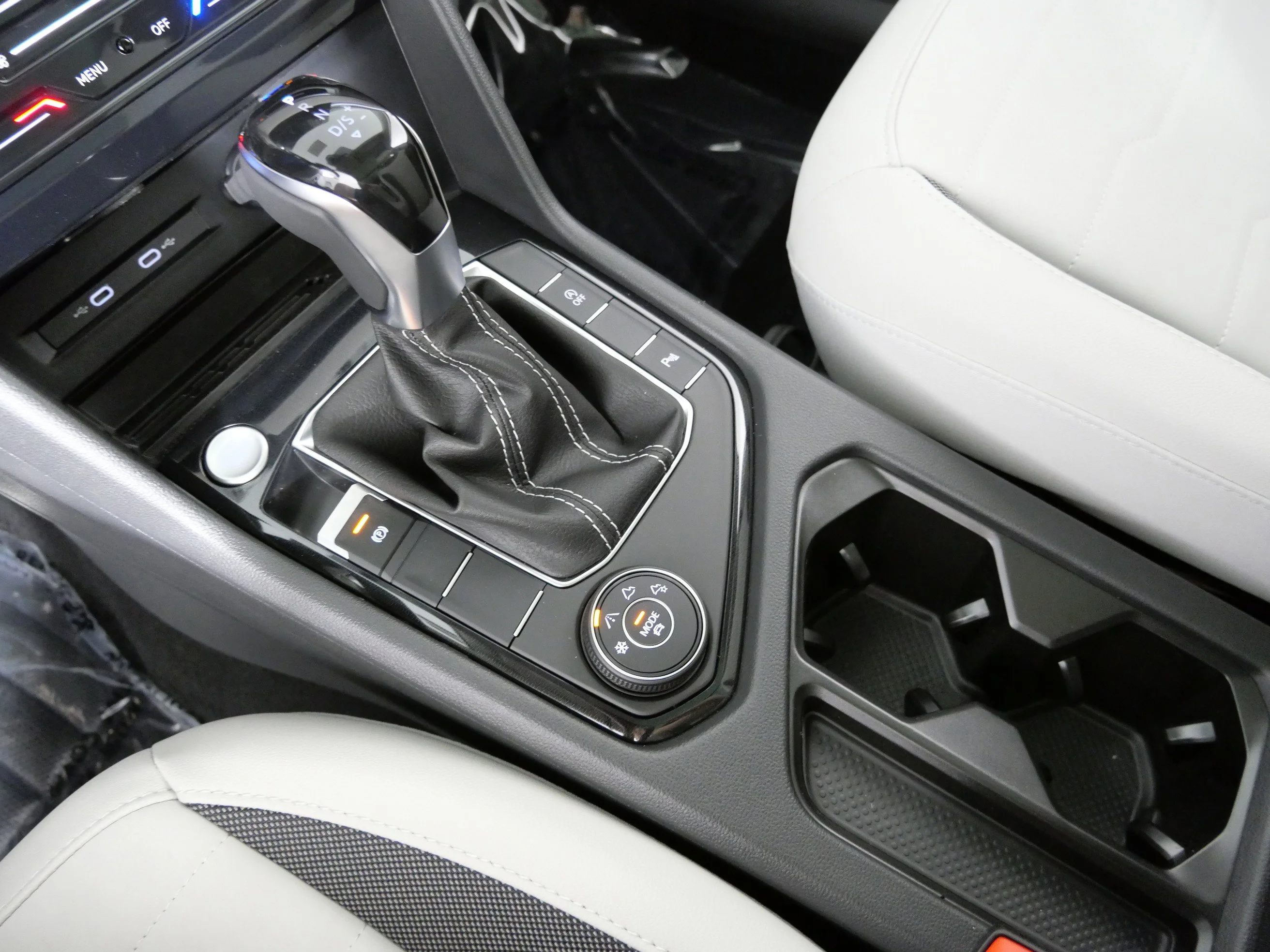 New 2026 Pure White Volkswagen SE image 27