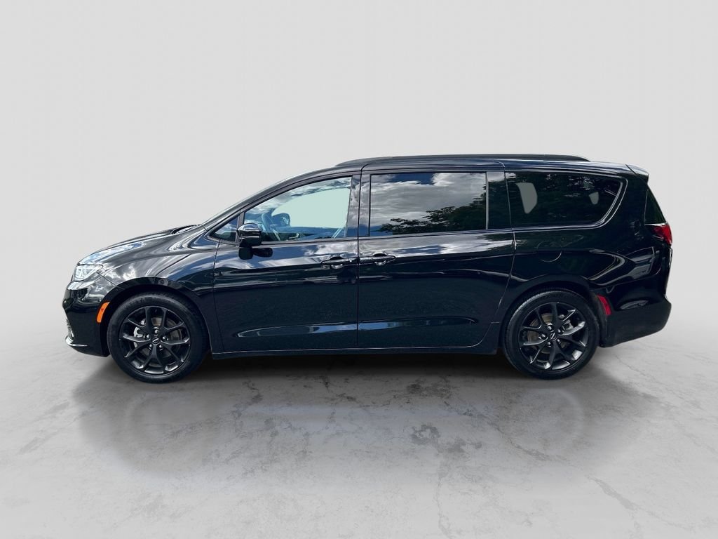 Used 2025 Black Chrysler Limited image 2