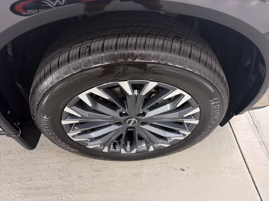 New 2026 Champagne Silver Metallic / Super Black Two-tone Nissan Platinum image 4