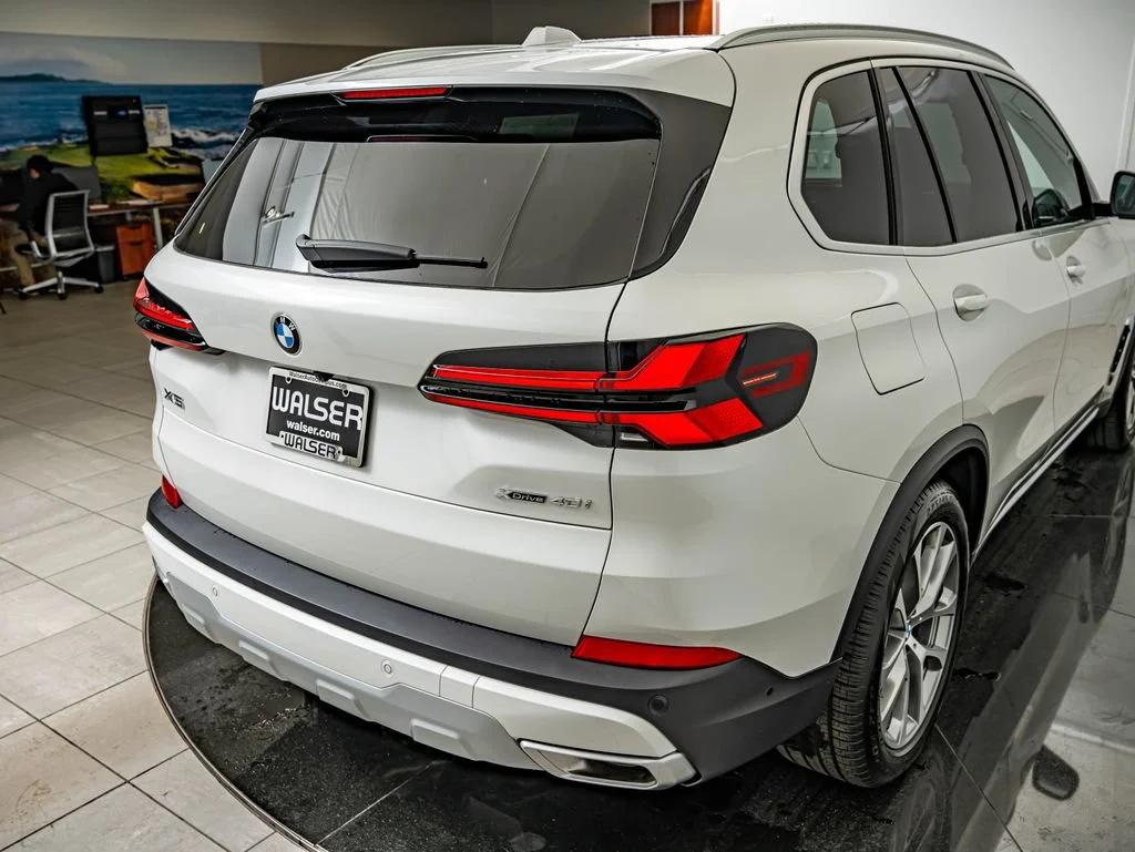 New 2026 Mineral White Metallic BMW xDrive40i image 15