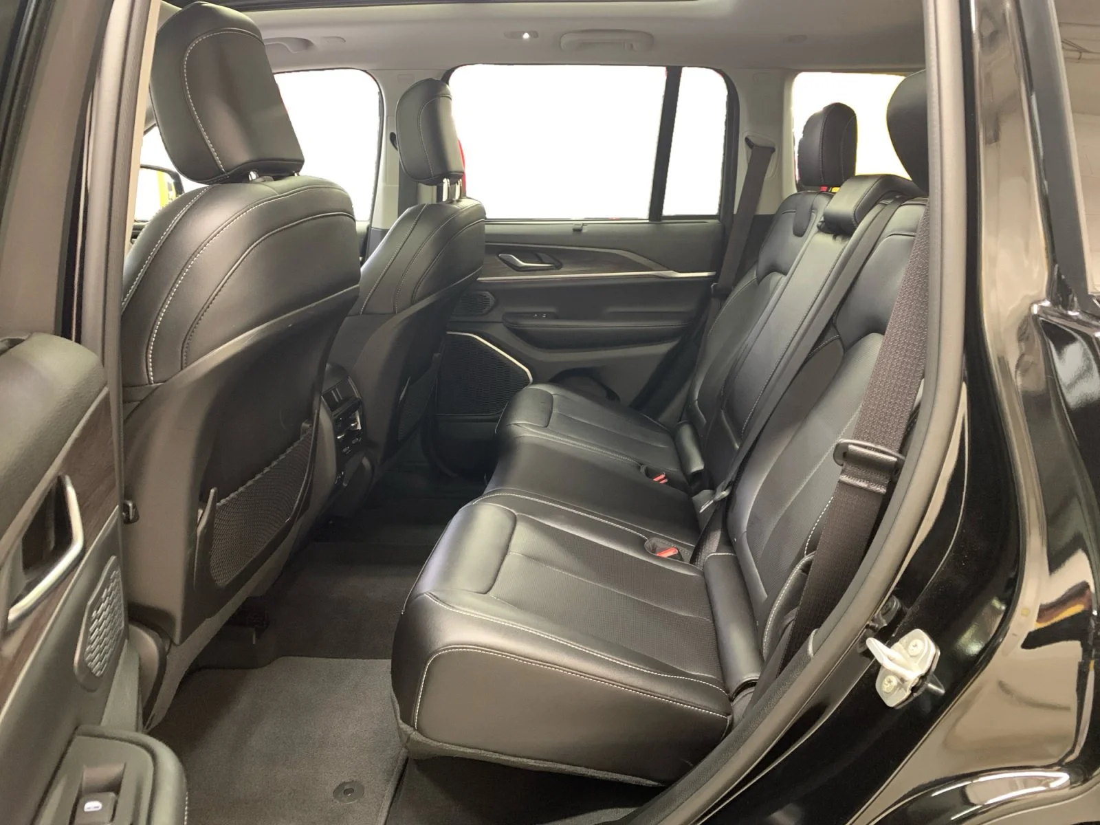 New 2023 Diamond Black Crystal Pearl Jeep  image 16