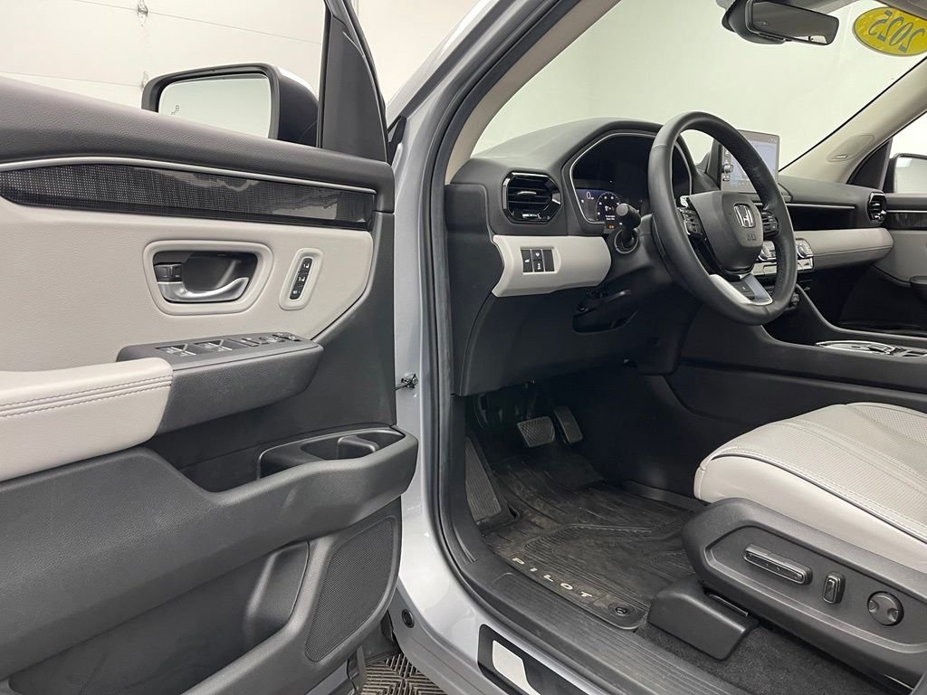 Used 2025 Lunar Silver Metallic Honda Elite image 17