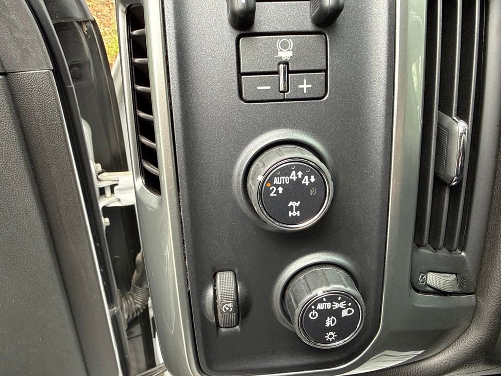 Used 2018 White Chevrolet LT image 23