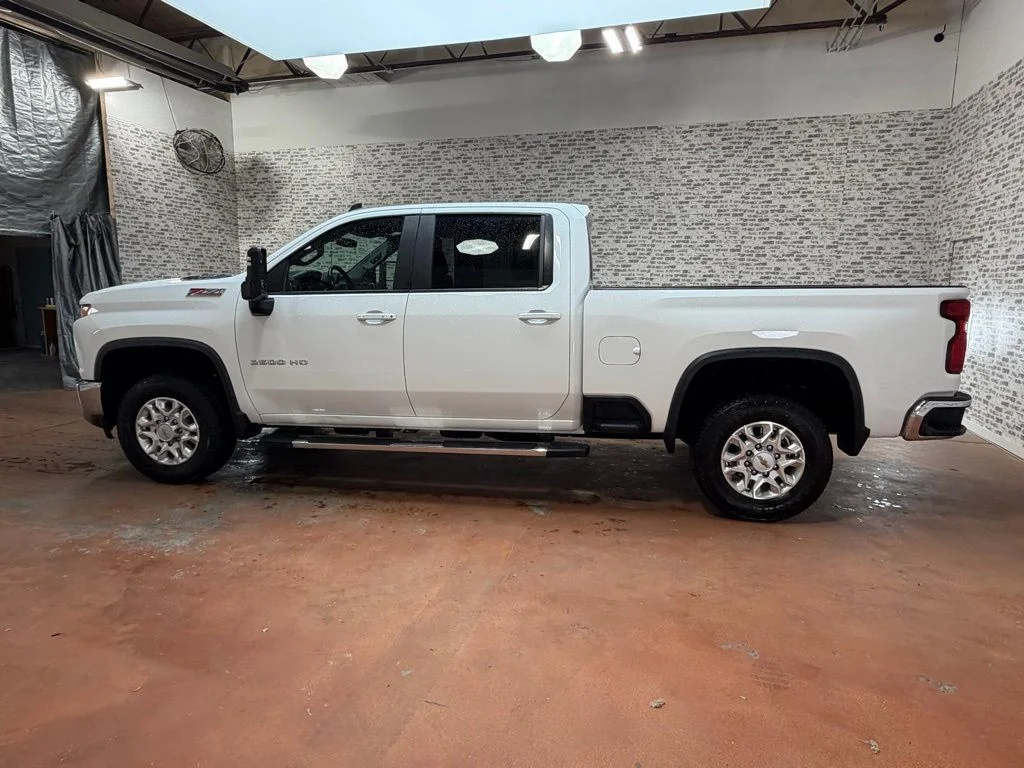 Used 2022 White Chevrolet LT image 4