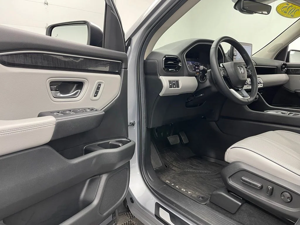 Used 2025 Lunar Silver Metallic Honda Elite image 17