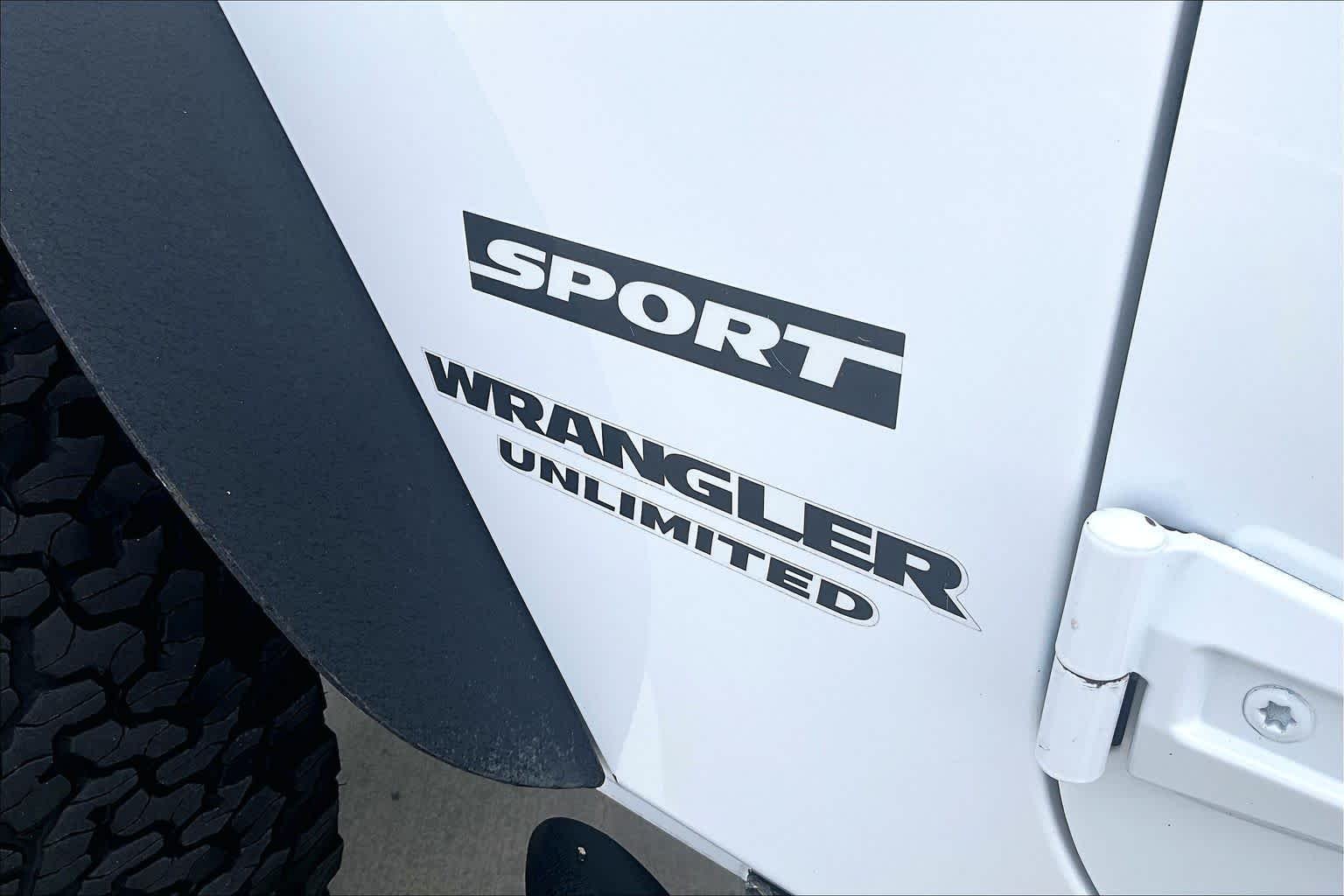 Used 2014 Bright White Clearcoat Jeep Sport image 9